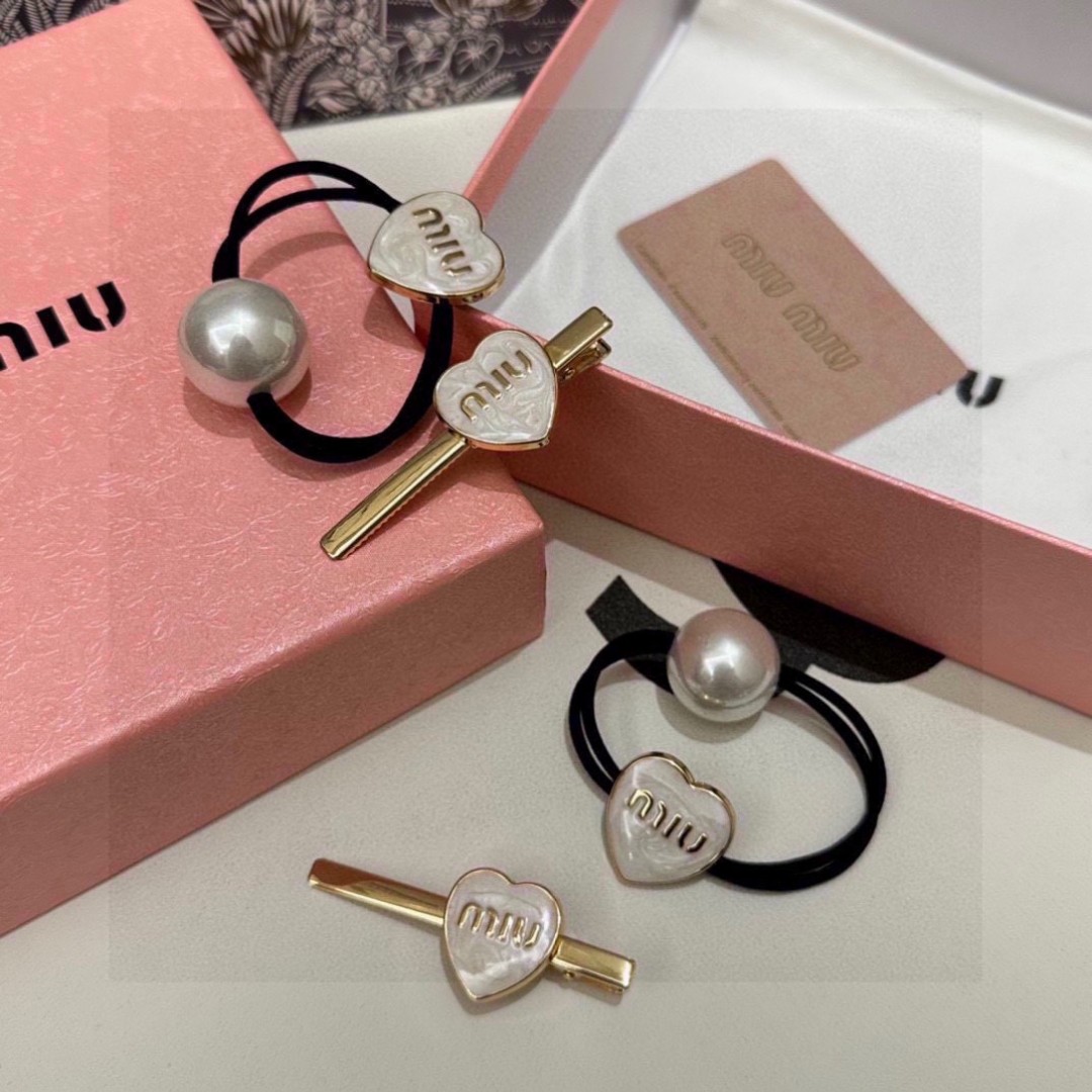    （两件套） 配全套包装
MiuMiu（缪缪）今年最好卖的新款
Vintage中古复古发夹
超仙的一