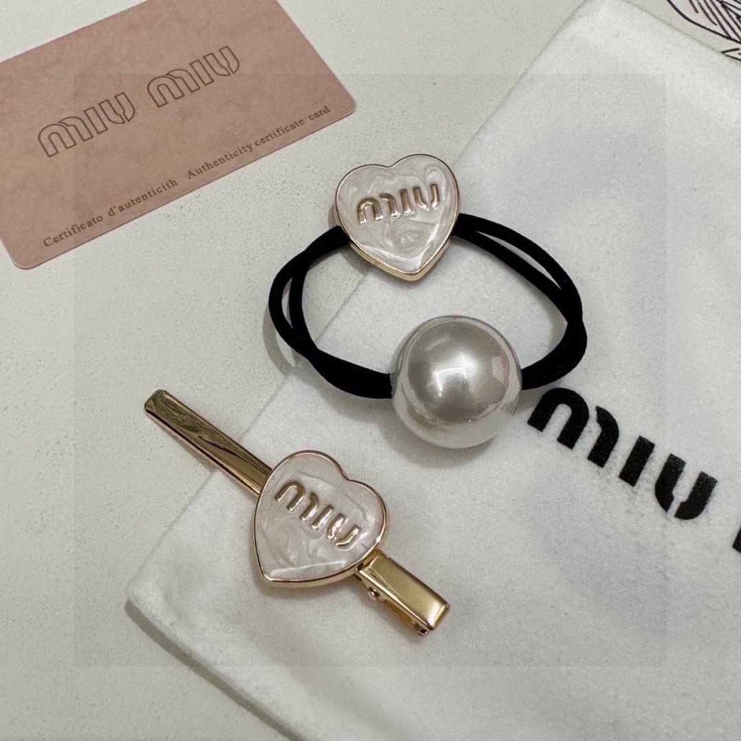    （两件套） 配全套包装
MiuMiu（缪缪）今年最好卖的新款
Vintage中古复古发夹
超仙的一