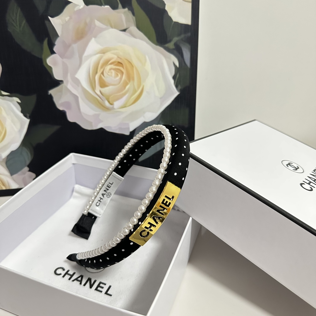  配专柜包装
Chanel（香奈儿）最新珍珠链条发箍
小仙女入手
特殊材质 不嘞头
可盐可甜～