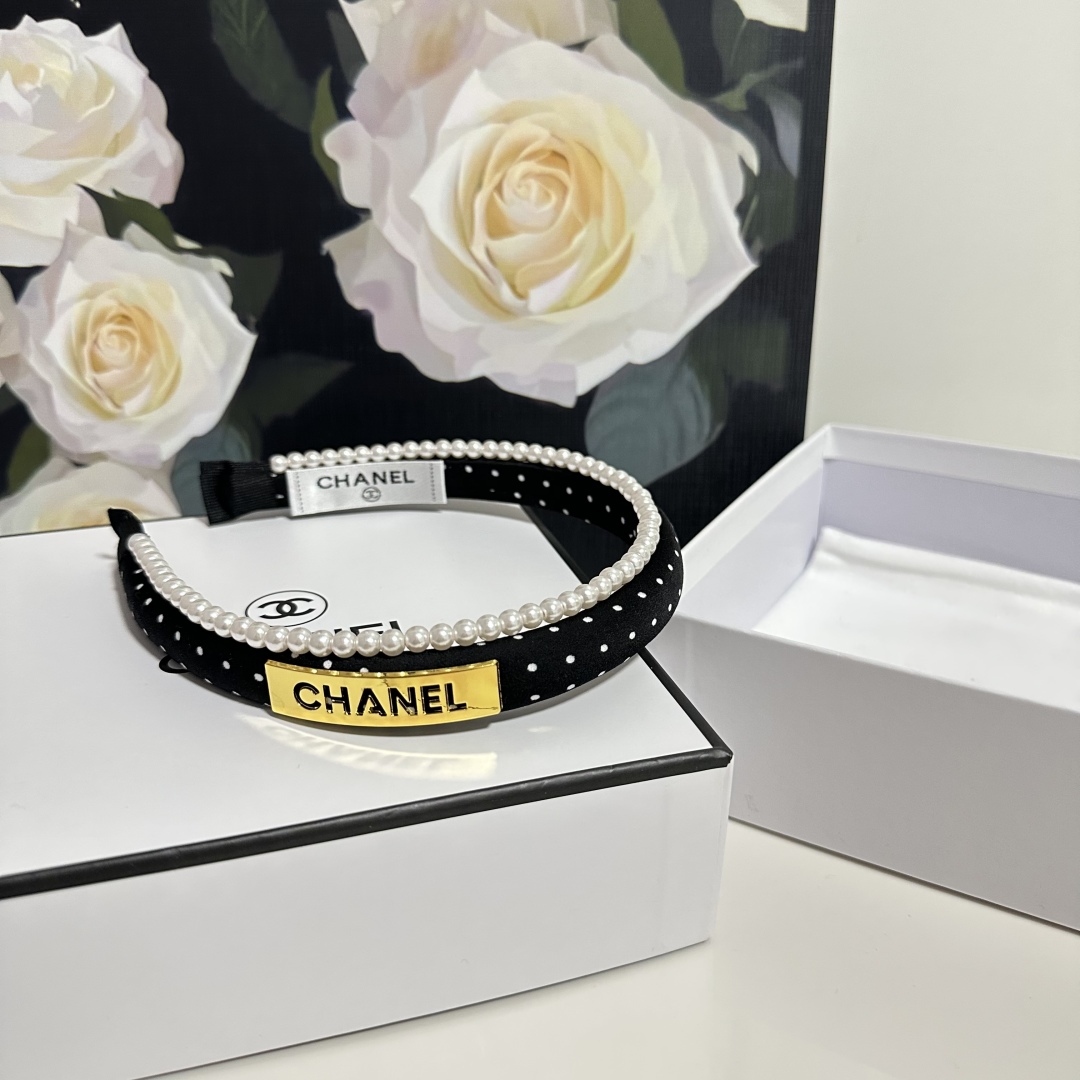  配专柜包装
Chanel（香奈儿）最新珍珠链条发箍
小仙女入手
特殊材质 不嘞头
可盐可甜～