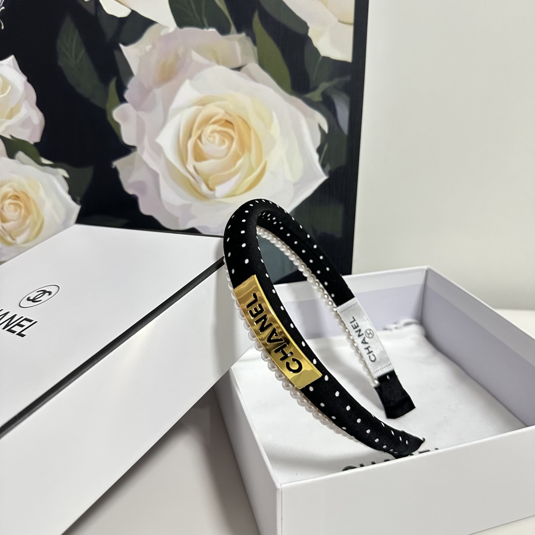  配专柜包装
Chanel（香奈儿）最新珍珠链条发箍
小仙女入手
特殊材质 不嘞头
可盐可甜～