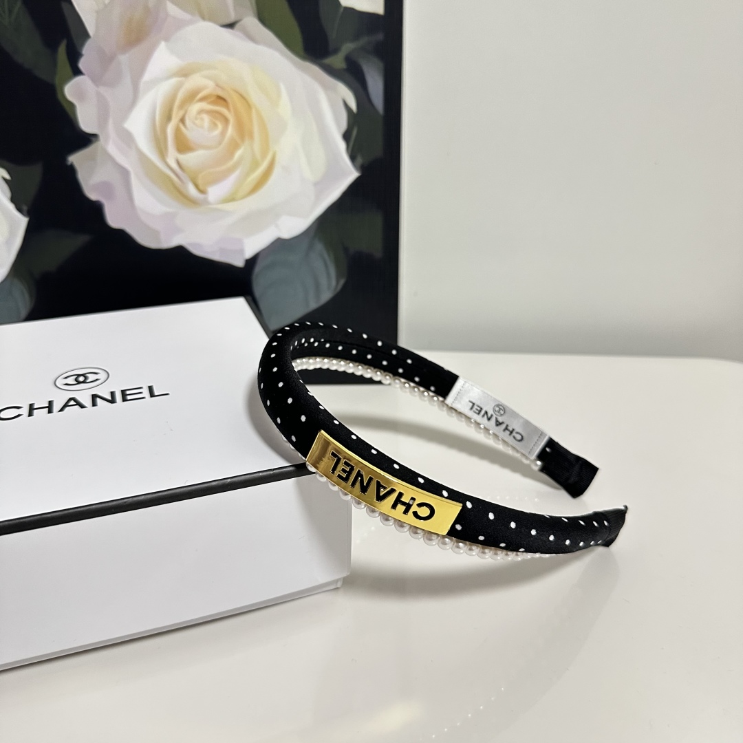  配专柜包装
Chanel（香奈儿）最新珍珠链条发箍
小仙女入手
特殊材质 不嘞头
可盐可甜～