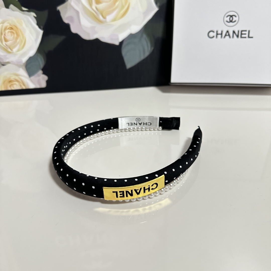  配专柜包装
Chanel（香奈儿）最新珍珠链条发箍
小仙女入手
特殊材质 不嘞头
可盐可甜～