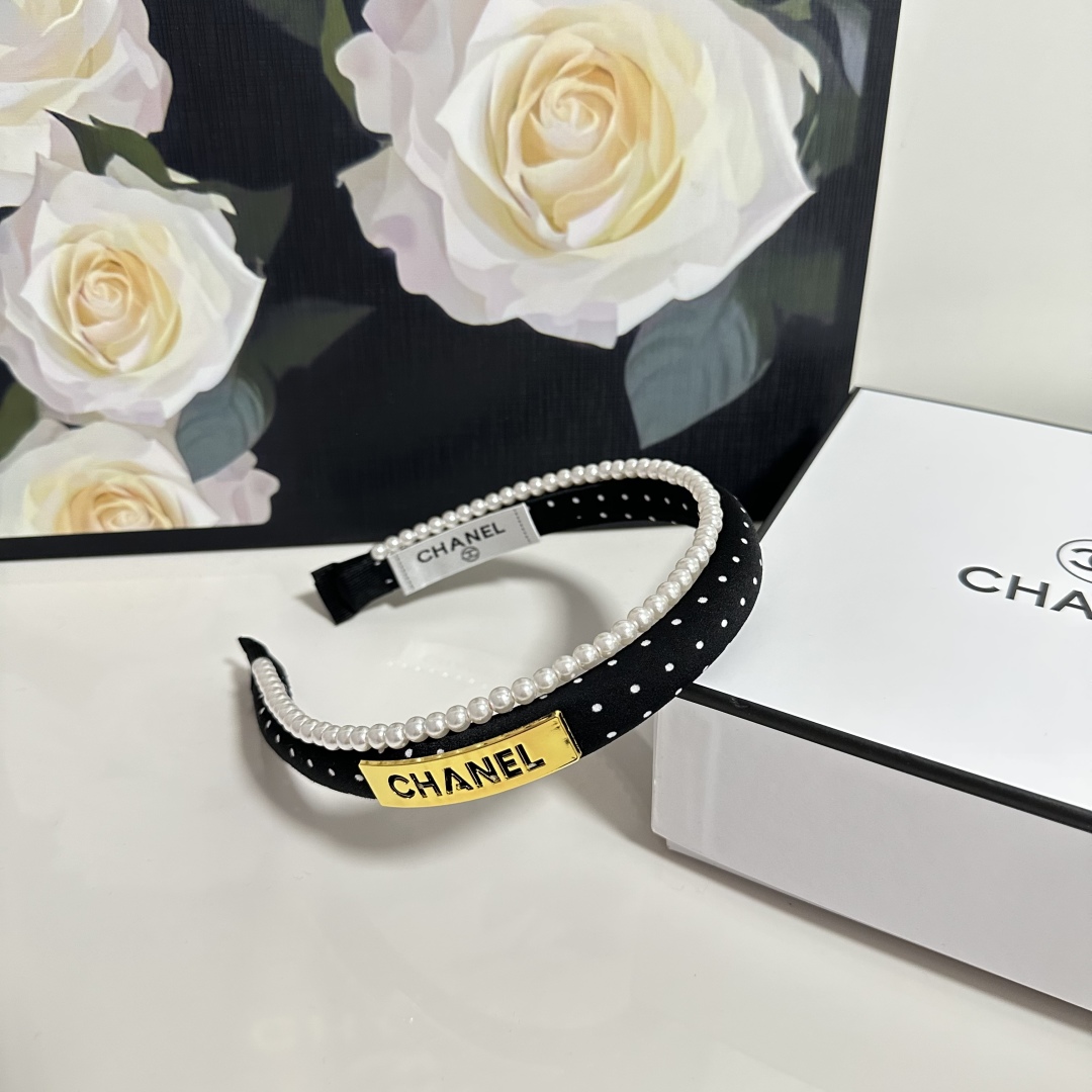 配专柜包装
Chanel（香奈儿）最新珍珠链条发箍
小仙女入手
特殊材质 不嘞头
可盐可甜～