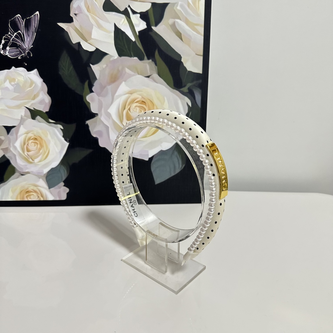  配专柜包装
Chanel（香奈儿）最新珍珠链条发箍
小仙女入手
特殊材质 不嘞头
可盐可甜～