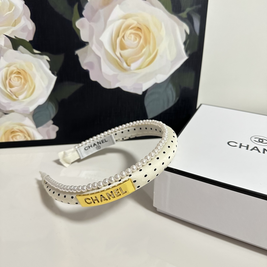  配专柜包装
Chanel（香奈儿）最新珍珠链条发箍
小仙女入手
特殊材质 不嘞头
可盐可甜～