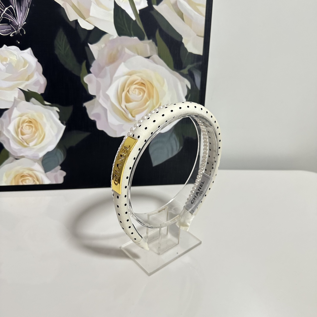  配专柜包装
Chanel（香奈儿）最新珍珠链条发箍
小仙女入手
特殊材质 不嘞头
可盐可甜～