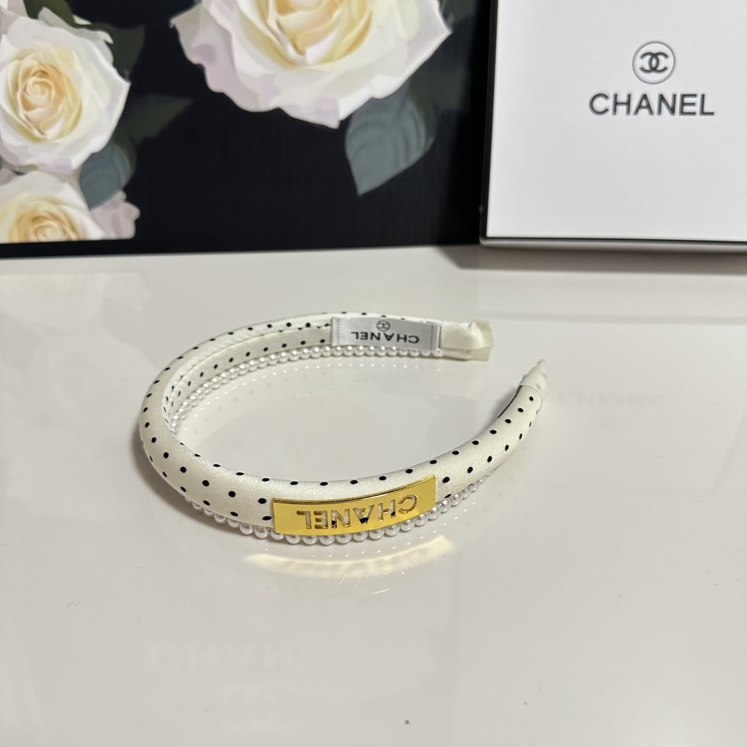  配专柜包装
Chanel（香奈儿）最新珍珠链条发箍
小仙女入手
特殊材质 不嘞头
可盐可甜～