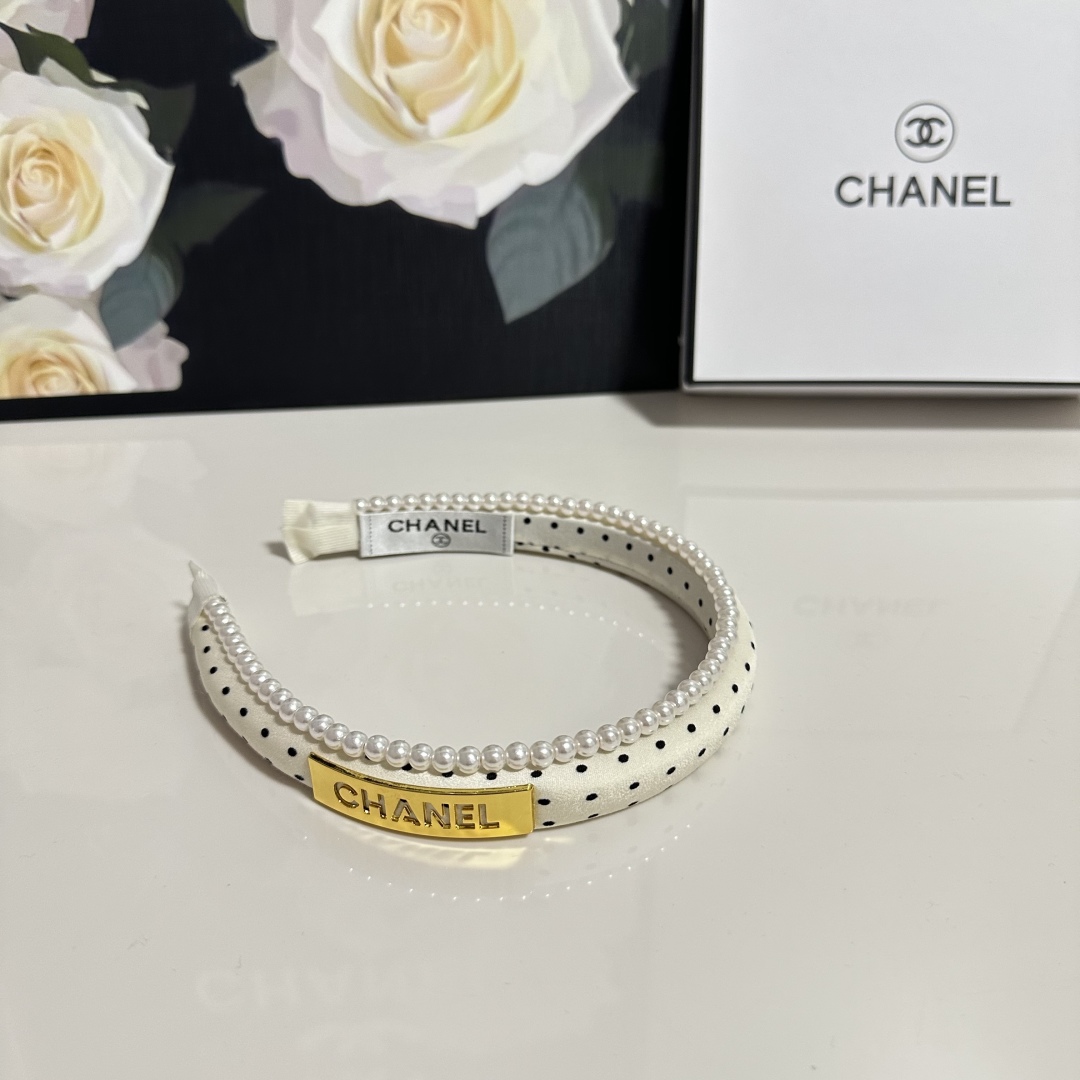  配专柜包装
Chanel（香奈儿）最新珍珠链条发箍
小仙女入手
特殊材质 不嘞头
可盐可甜～