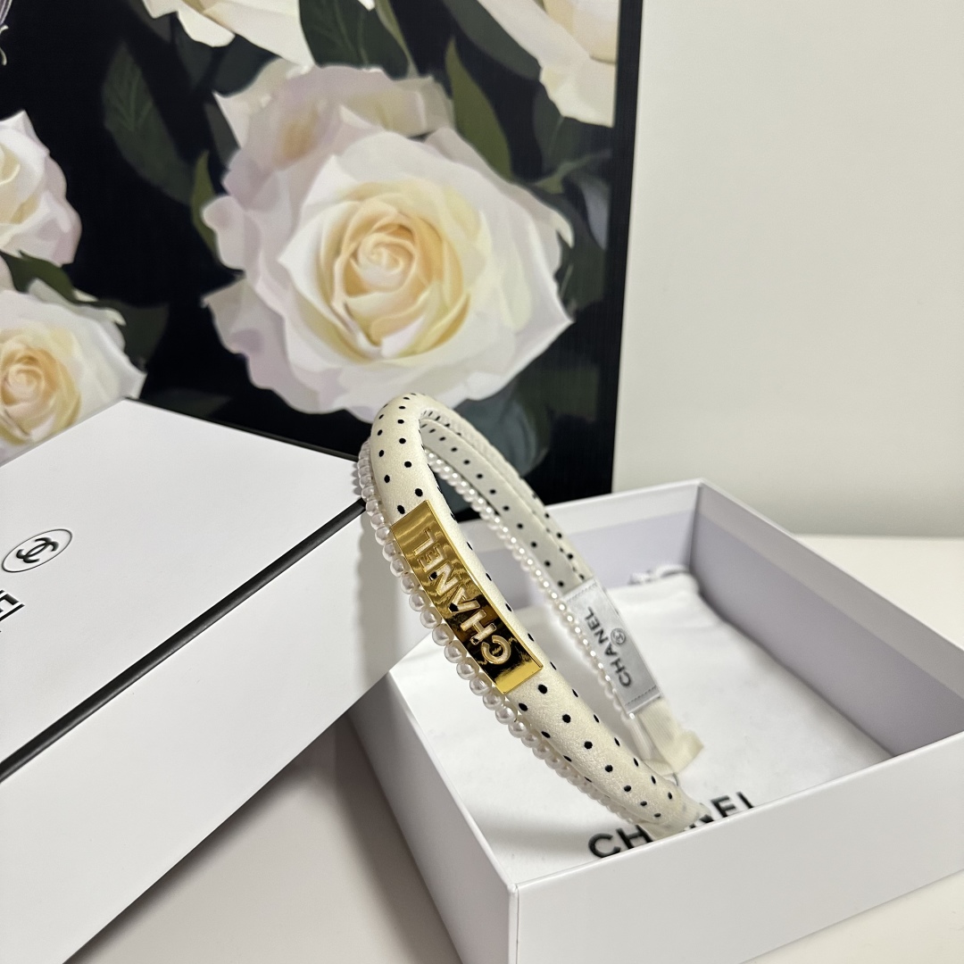  配专柜包装
Chanel（香奈儿）最新珍珠链条发箍
小仙女入手
特殊材质 不嘞头
可盐可甜～