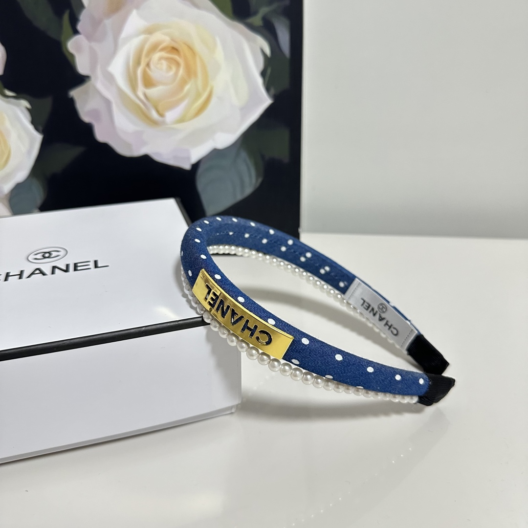  配专柜包装
Chanel（香奈儿）最新珍珠链条发箍
小仙女入手
特殊材质 不嘞头
可盐可甜～