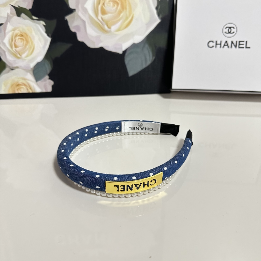  配专柜包装
Chanel（香奈儿）最新珍珠链条发箍
小仙女入手
特殊材质 不嘞头
可盐可甜～