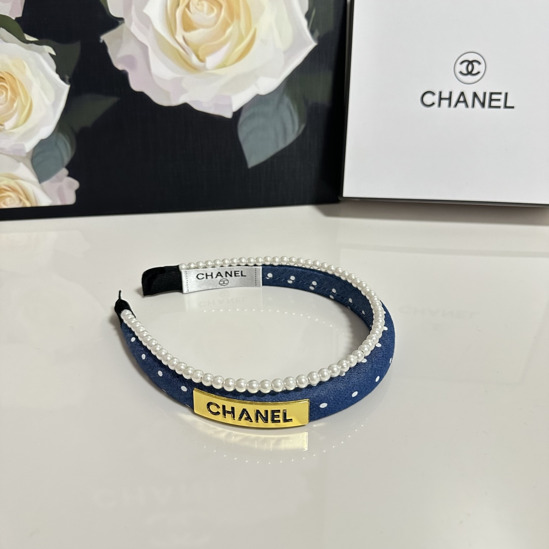  配专柜包装
Chanel（香奈儿）最新珍珠链条发箍
小仙女入手
特殊材质 不嘞头
可盐可甜～