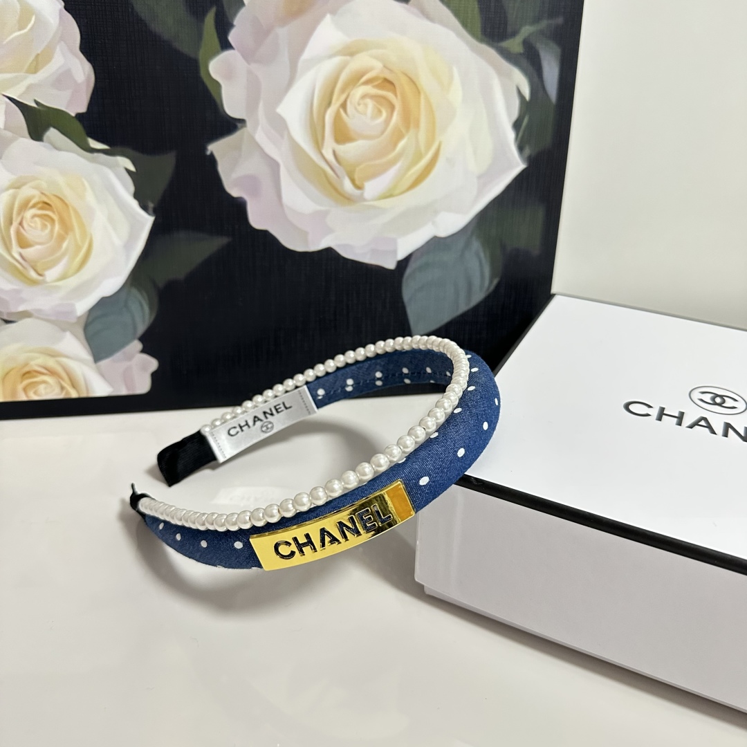  配专柜包装
Chanel（香奈儿）最新珍珠链条发箍
小仙女入手
特殊材质 不嘞头
可盐可甜～