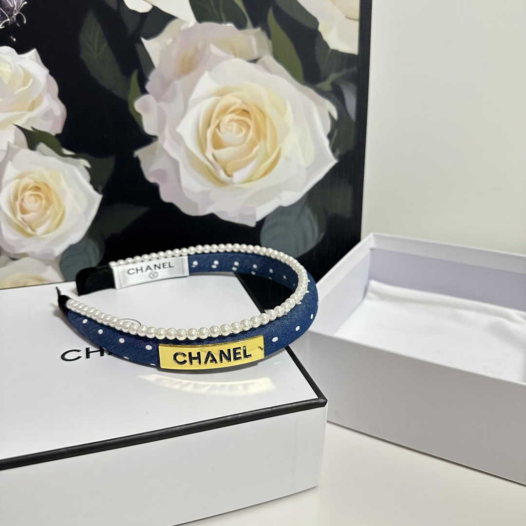  配专柜包装
Chanel（香奈儿）最新珍珠链条发箍
小仙女入手
特殊材质 不嘞头
可盐可甜～