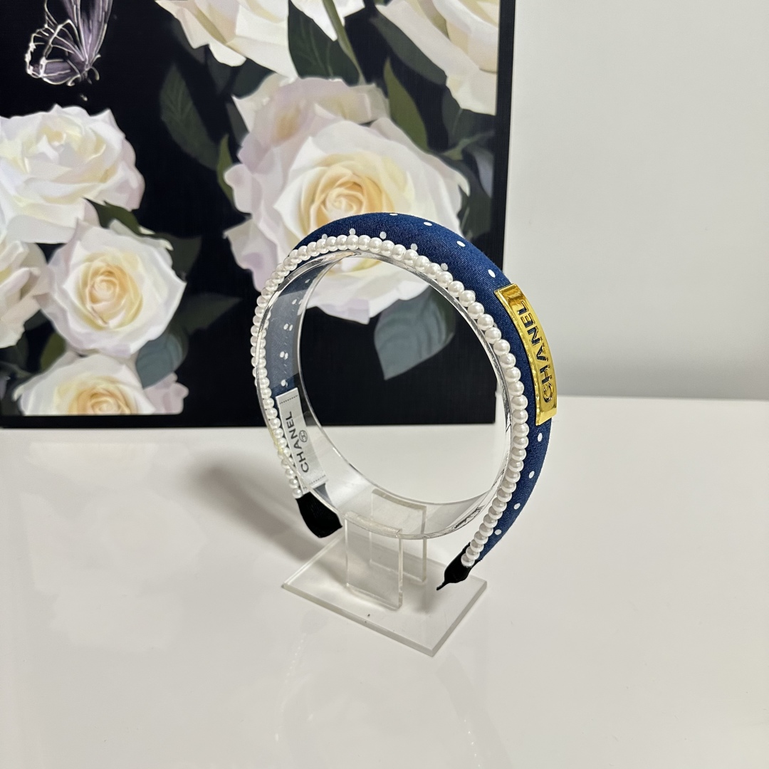  配专柜包装
Chanel（香奈儿）最新珍珠链条发箍
小仙女入手
特殊材质 不嘞头
可盐可甜～