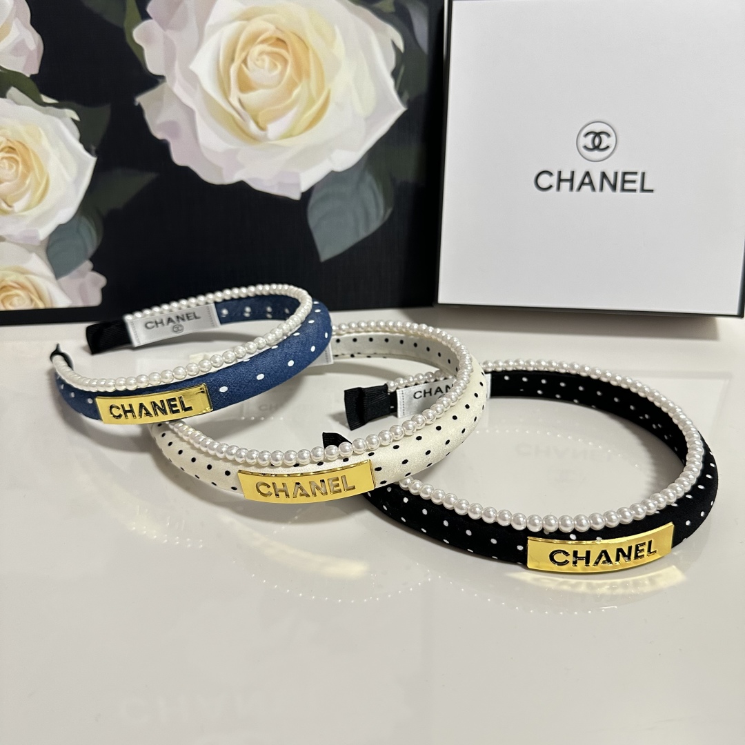  配专柜包装
Chanel（香奈儿）最新珍珠链条发箍
小仙女入手
特殊材质 不嘞头
可盐可甜～