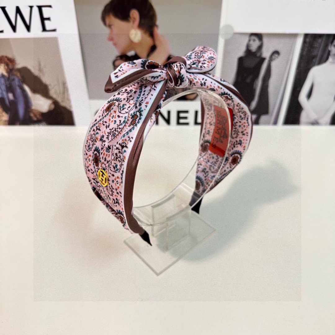  配专柜包装
HERMÈS （爱马仕）最新发箍#
信我！人手必备的单品 这件必须买
洋气神仙颜值💕💫
小