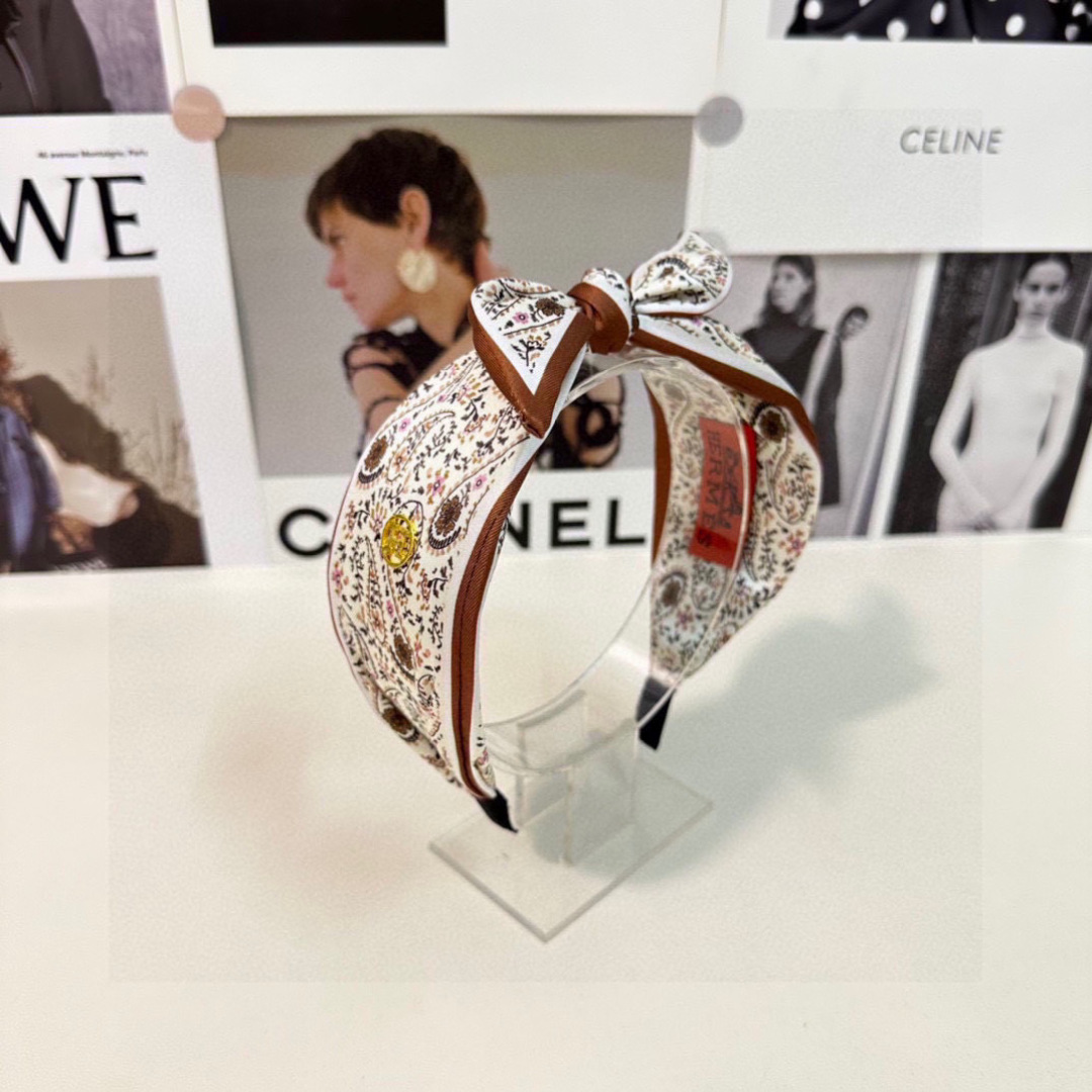  配专柜包装
HERMÈS （爱马仕）最新发箍#
信我！人手必备的单品 这件必须买
洋气神仙颜值💕💫
小