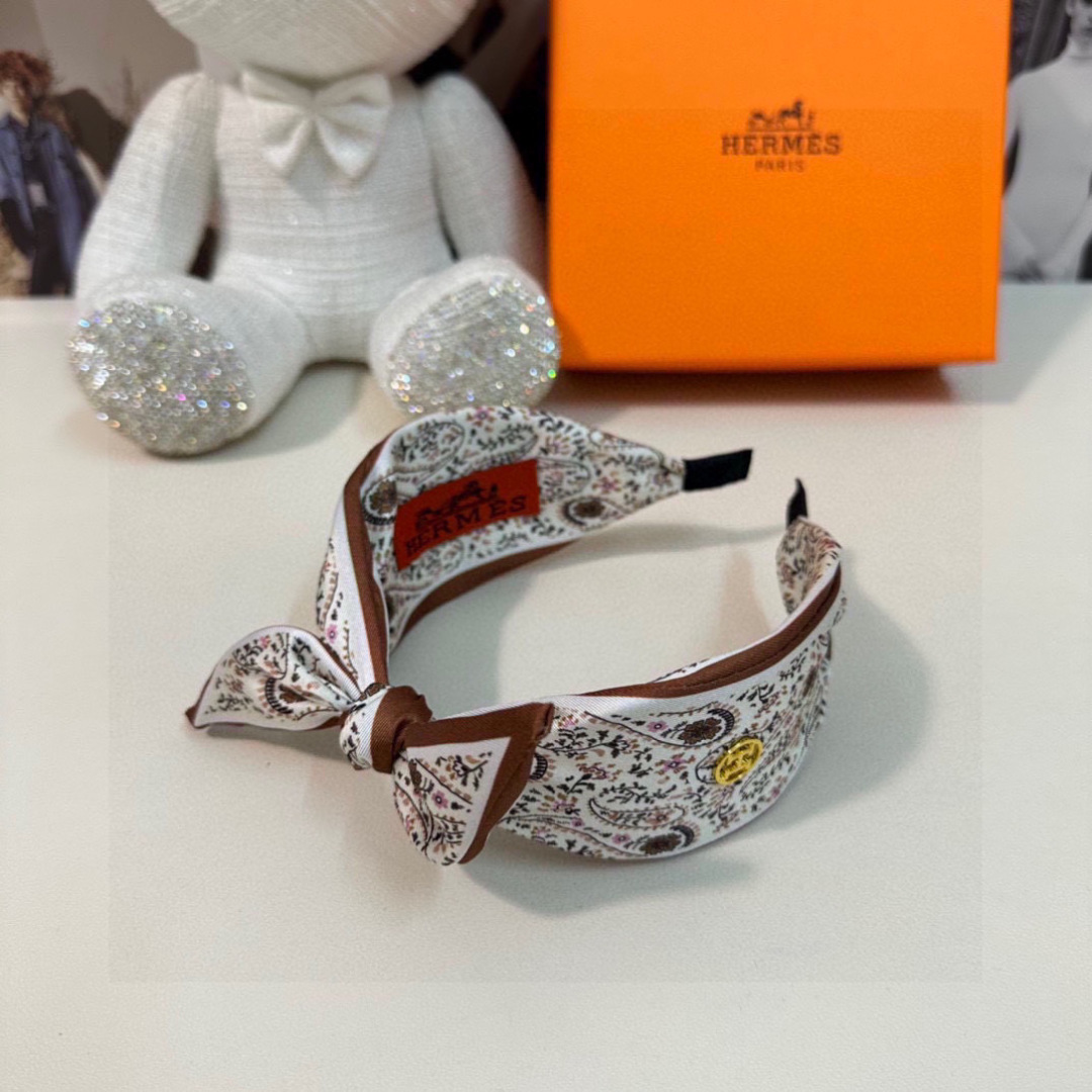  配专柜包装
HERMÈS （爱马仕）最新发箍#
信我！人手必备的单品 这件必须买
洋气神仙颜值💕💫
小
