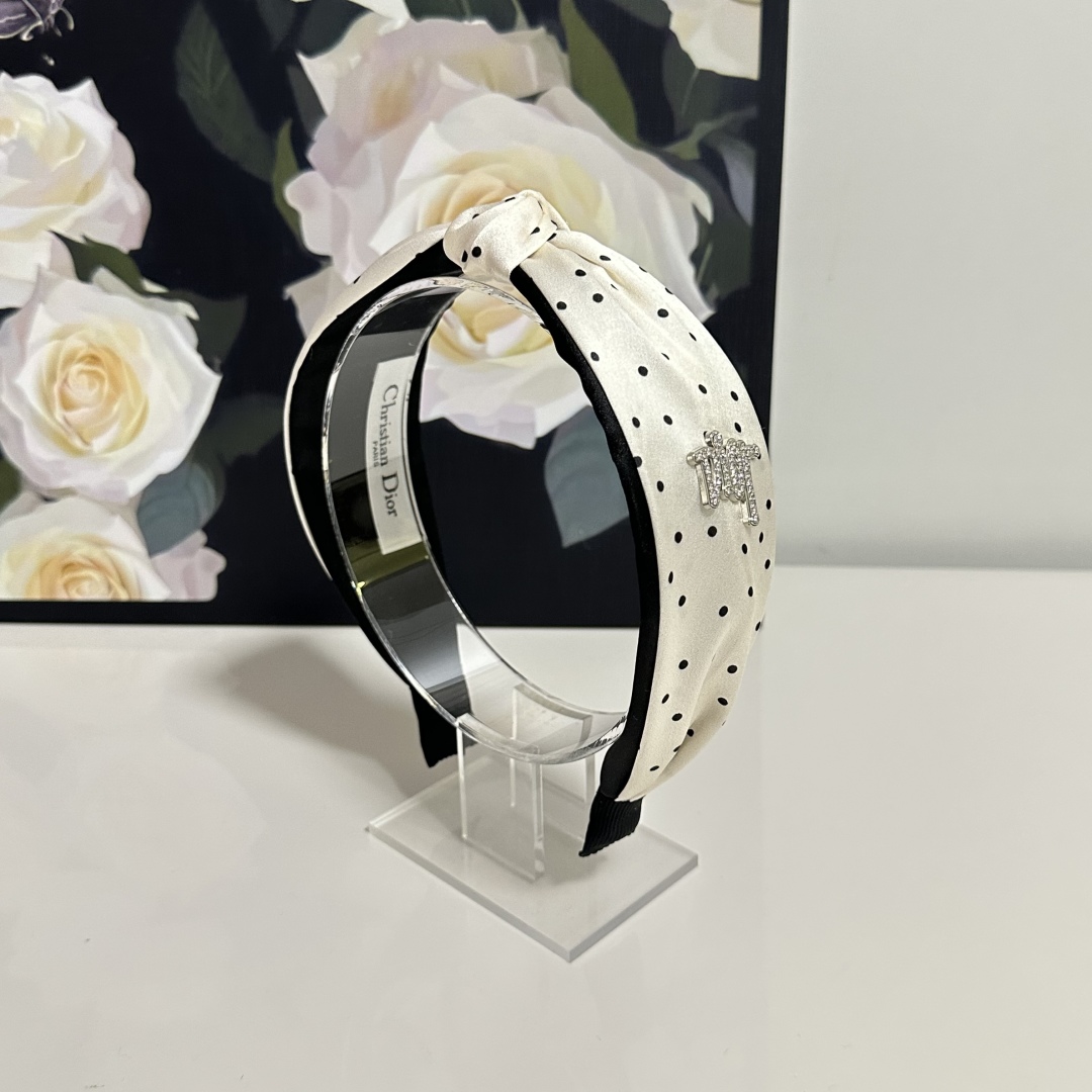  配专柜包装
DIOR（迪奥）最新波点发箍
小仙女快入手
特殊材质 不嘞头
可盐可甜～