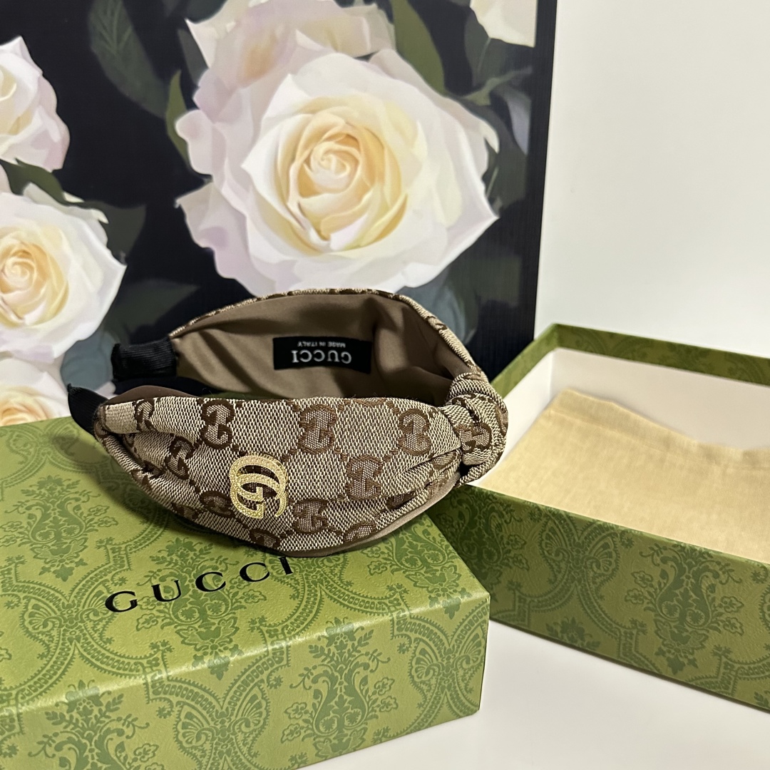  配专柜包装
Gucci（古驰）最新老花发箍
小仙女快入手
特殊材质 不嘞头
可盐可甜～
