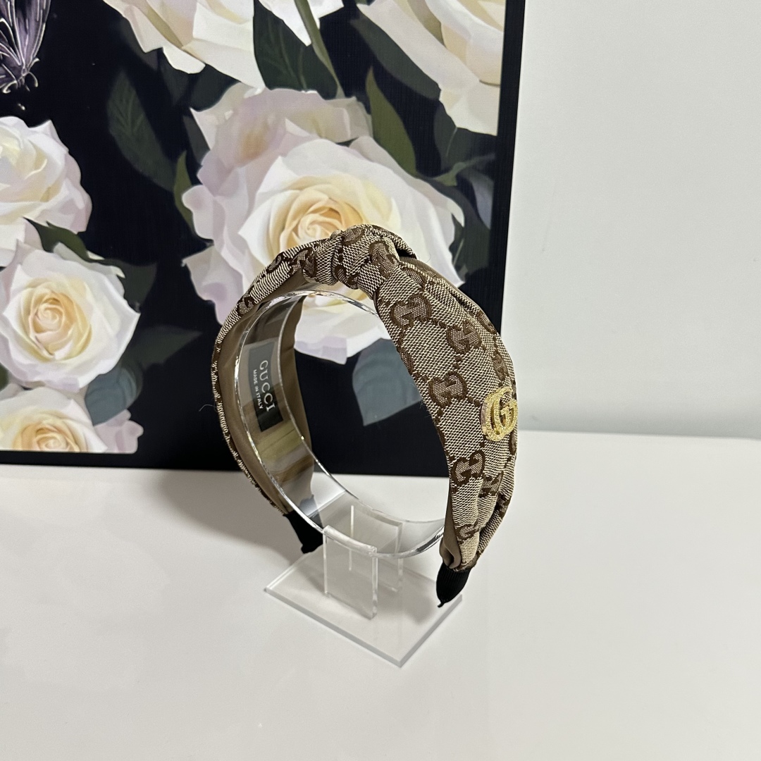  配专柜包装
Gucci（古驰）最新老花发箍
小仙女快入手
特殊材质 不嘞头
可盐可甜～