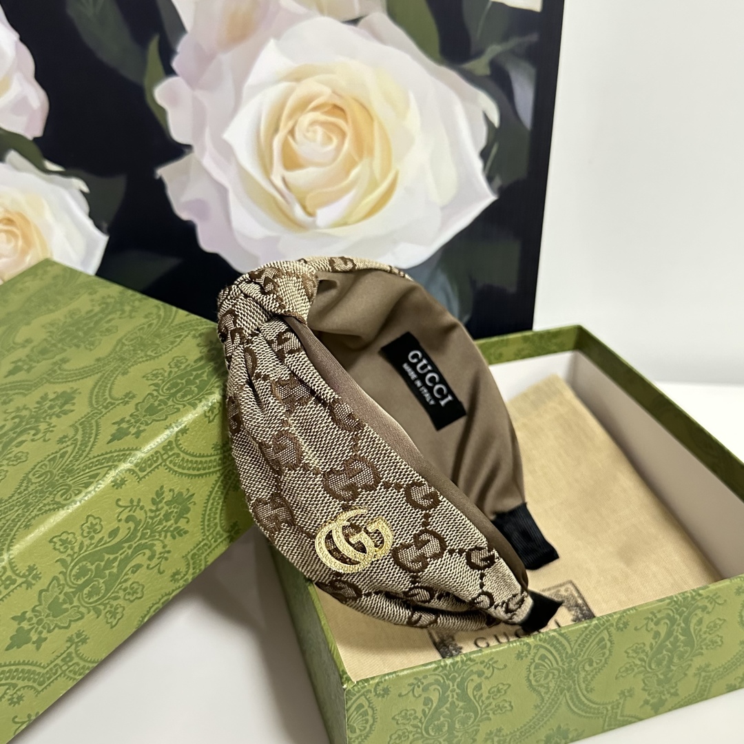  配专柜包装
Gucci（古驰）最新老花发箍
小仙女快入手
特殊材质 不嘞头
可盐可甜～