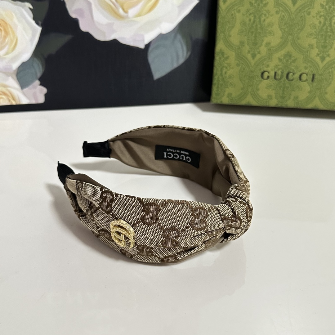  配专柜包装
Gucci（古驰）最新老花发箍
小仙女快入手
特殊材质 不嘞头
可盐可甜～