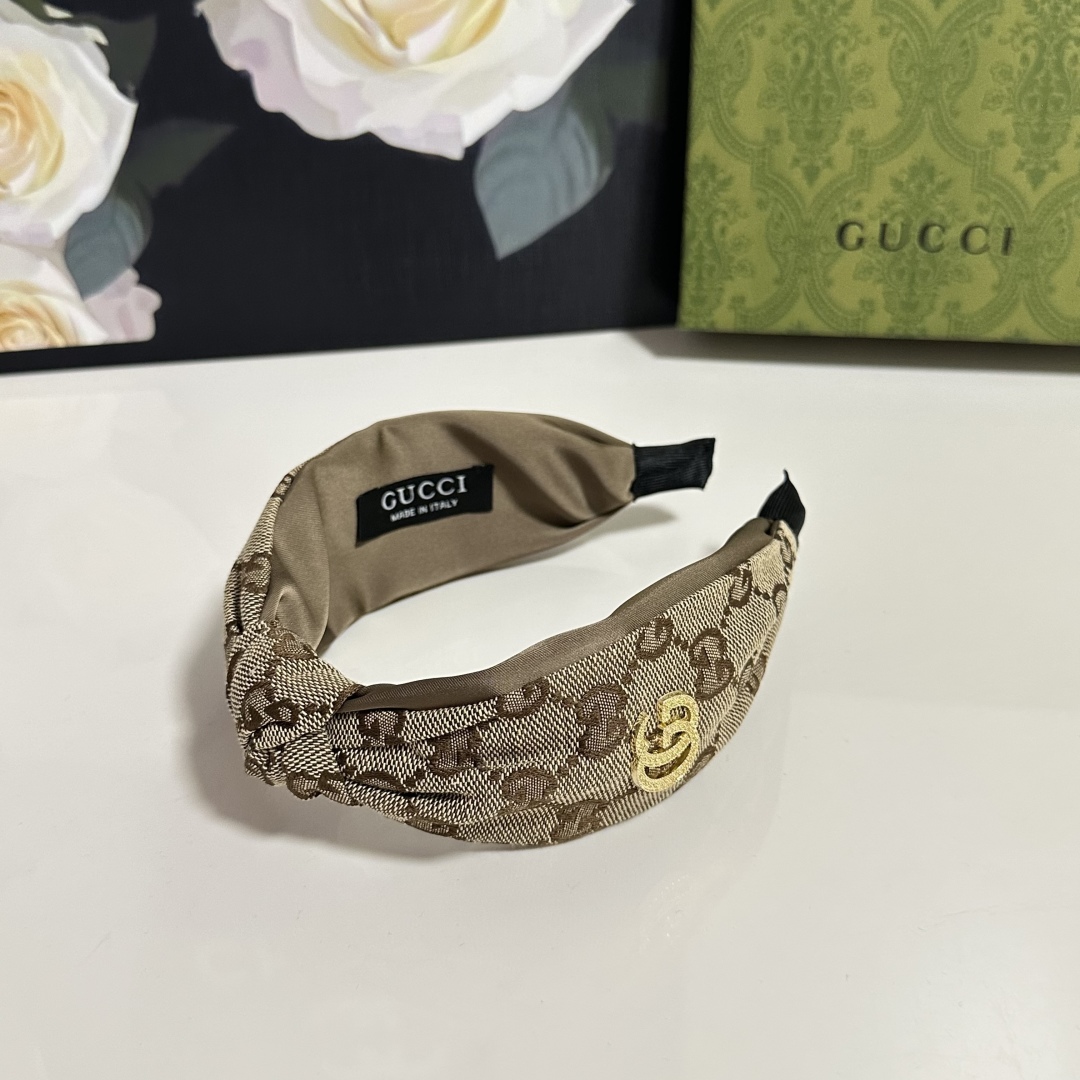 配专柜包装
Gucci（古驰）最新老花发箍
小仙女快入手
特殊材质 不嘞头
可盐可甜～
