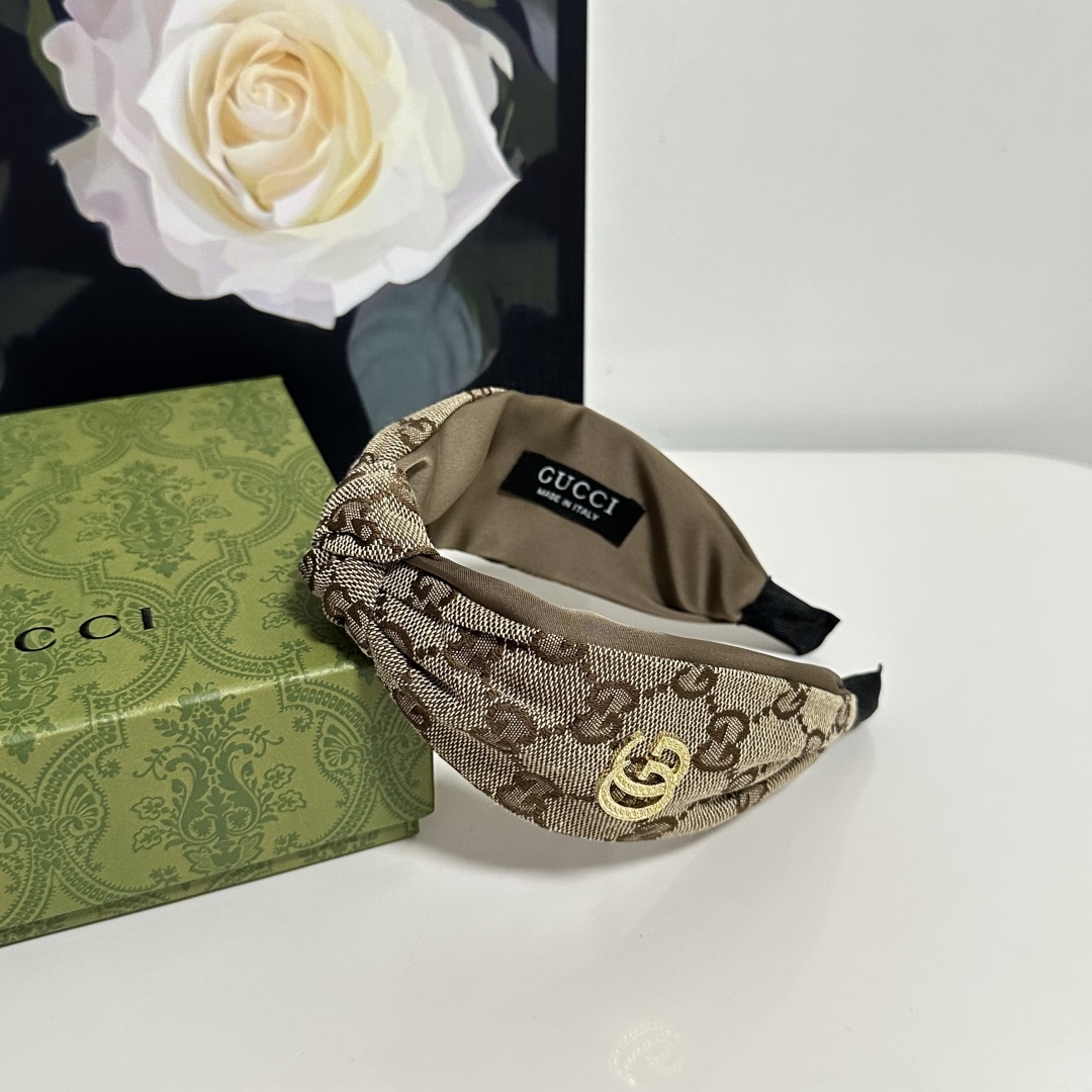  配专柜包装
Gucci（古驰）最新老花发箍
小仙女快入手
特殊材质 不嘞头
可盐可甜～