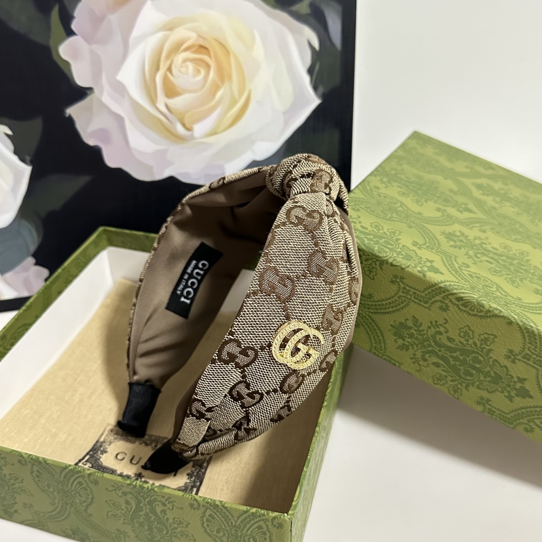  配专柜包装
Gucci（古驰）最新老花发箍
小仙女快入手
特殊材质 不嘞头
可盐可甜～