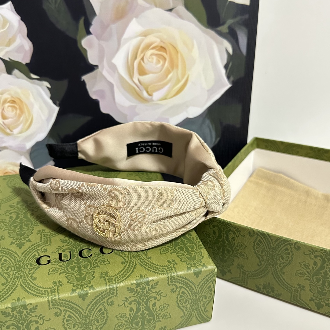 配专柜包装
Gucci（古驰）最新老花发箍
小仙女快入手
特殊材质 不嘞头
可盐可甜～