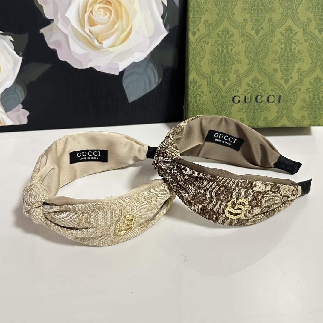 配专柜包装
Gucci（古驰）最新老花发箍
小仙女快入手
特殊材质 不嘞头
可盐可甜～