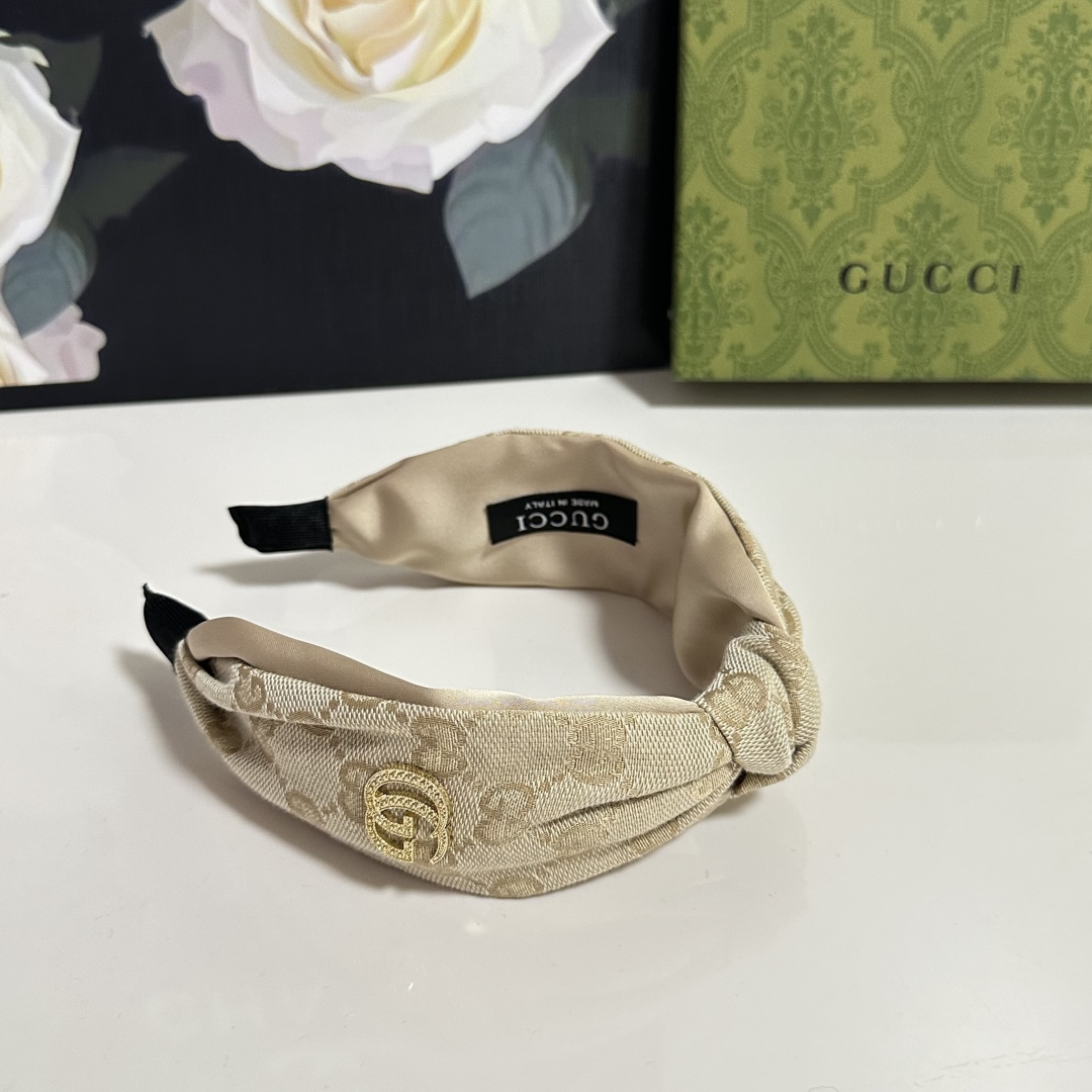  配专柜包装
Gucci（古驰）最新老花发箍
小仙女快入手
特殊材质 不嘞头
可盐可甜～