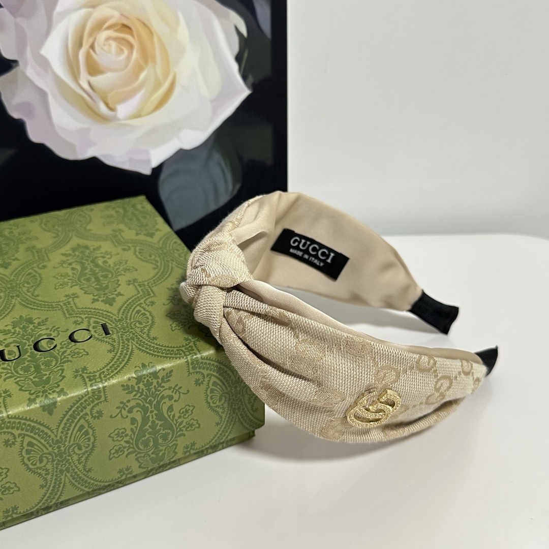  配专柜包装
Gucci（古驰）最新老花发箍
小仙女快入手
特殊材质 不嘞头
可盐可甜～
