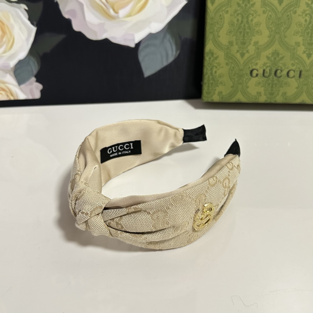  配专柜包装
Gucci（古驰）最新老花发箍
小仙女快入手
特殊材质 不嘞头
可盐可甜～