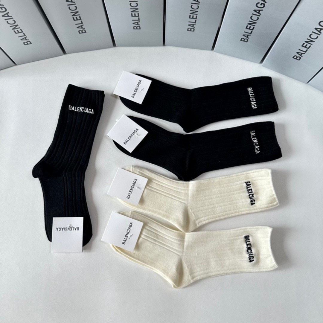  💛配专柜包装
Balenciaga（巴黎世家）新款刺绣中长款堆堆袜袜子！一盒五双，专柜同步筒袜袜子，💛