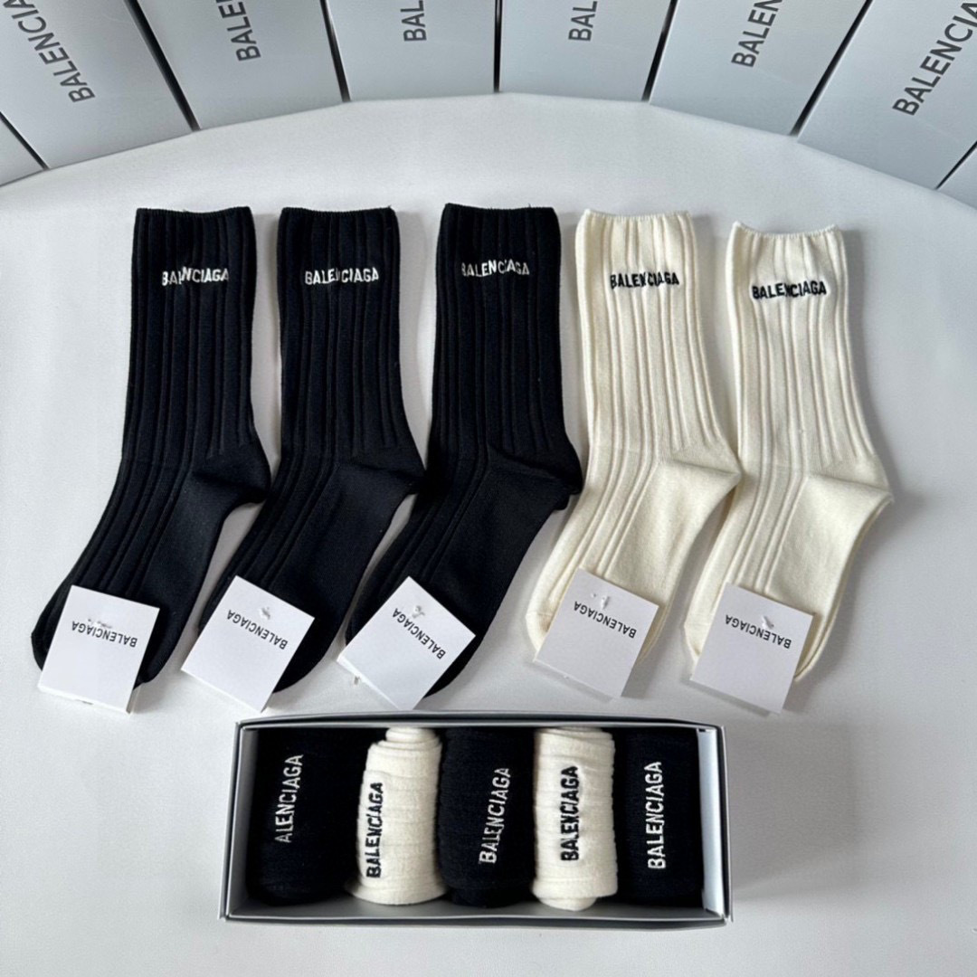  💛配专柜包装
Balenciaga（巴黎世家）新款刺绣中长款堆堆袜袜子！一盒五双，专柜同步筒袜袜子，💛