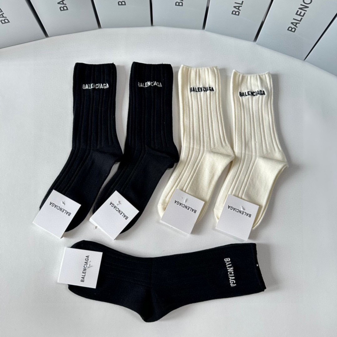  💛配专柜包装
Balenciaga（巴黎世家）新款刺绣中长款堆堆袜袜子！一盒五双，专柜同步筒袜袜子，💛