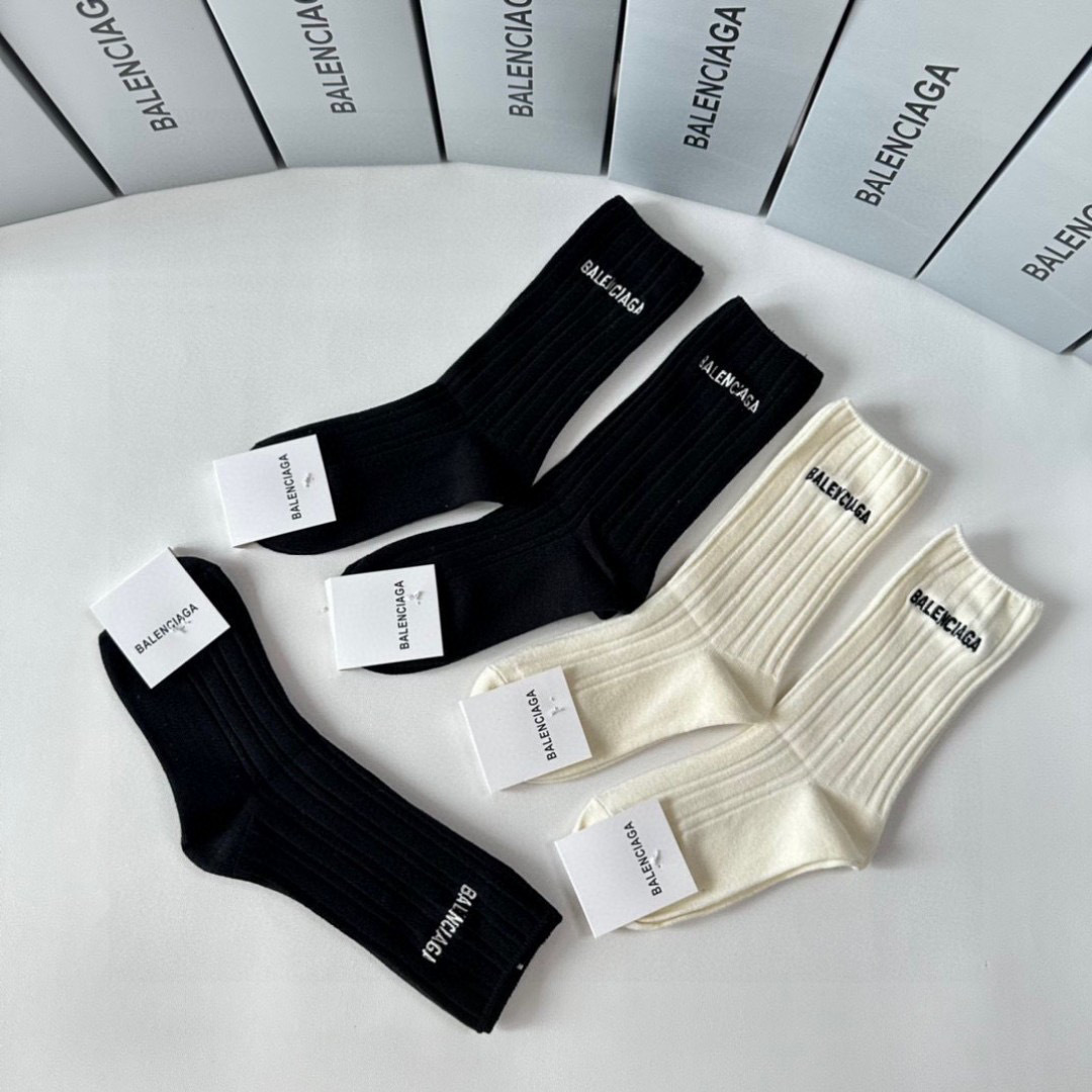  💛配专柜包装
Balenciaga（巴黎世家）新款刺绣中长款堆堆袜袜子！一盒五双，专柜同步筒袜袜子，💛