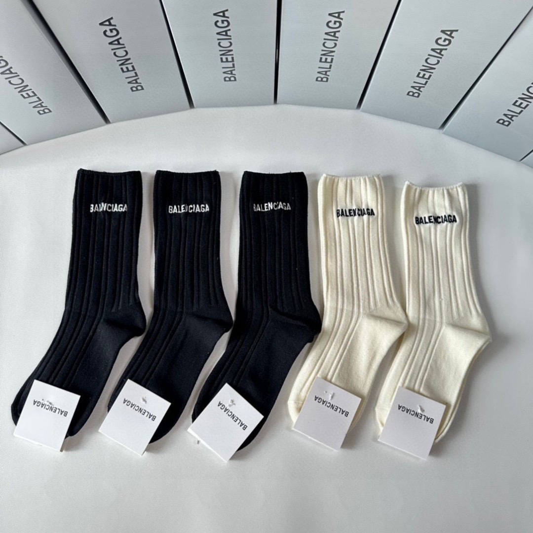  💛配专柜包装
Balenciaga（巴黎世家）新款刺绣中长款堆堆袜袜子！一盒五双，专柜同步筒袜袜子，💛