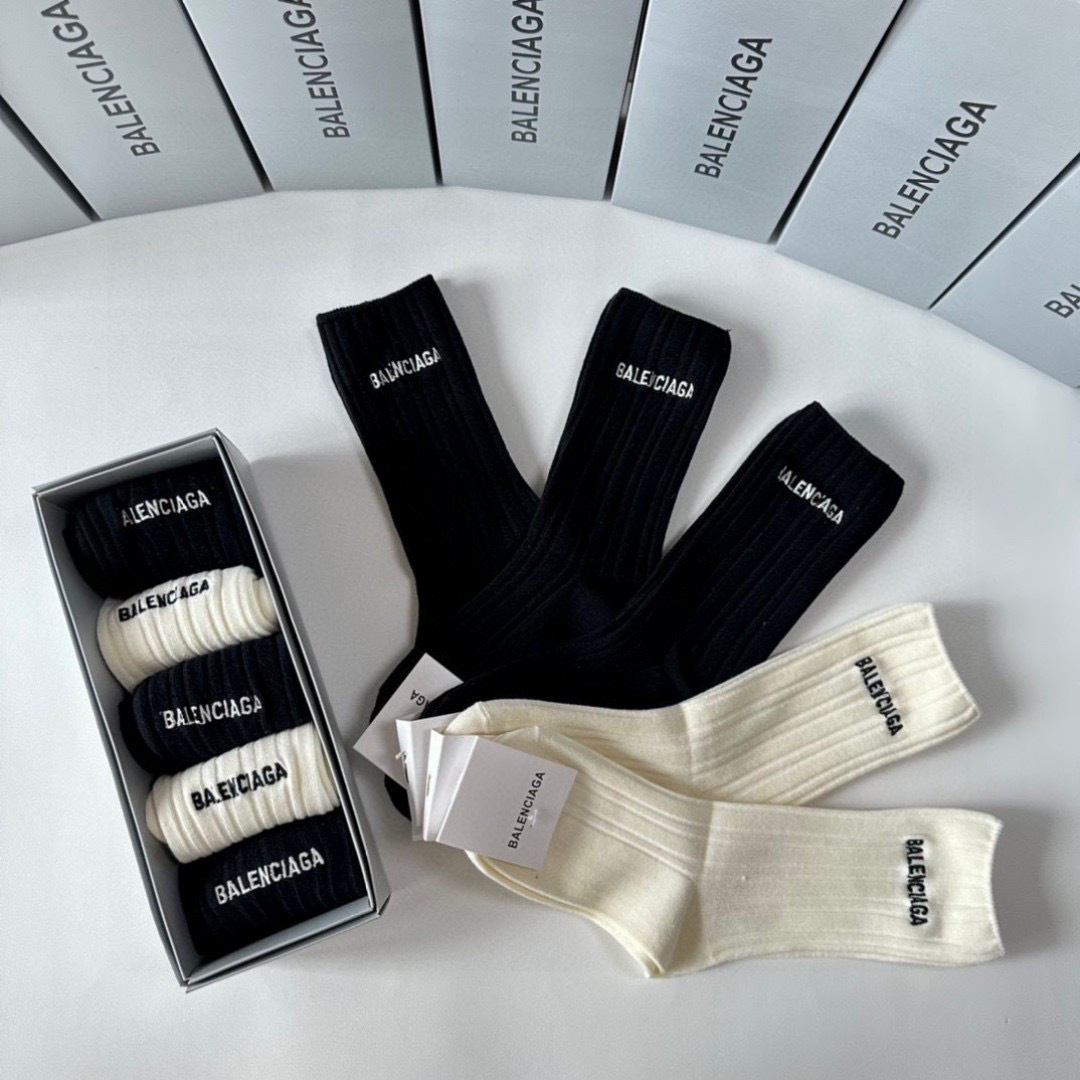  💛配专柜包装
Balenciaga（巴黎世家）新款刺绣中长款堆堆袜袜子！一盒五双，专柜同步筒袜袜子，💛