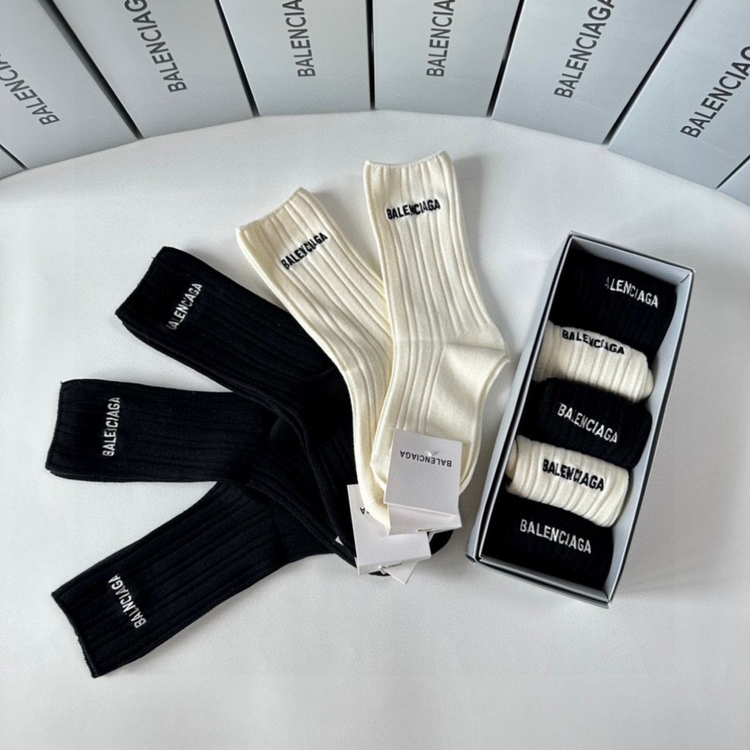  💛配专柜包装
Balenciaga（巴黎世家）新款刺绣中长款堆堆袜袜子！一盒五双，专柜同步筒袜袜子，💛