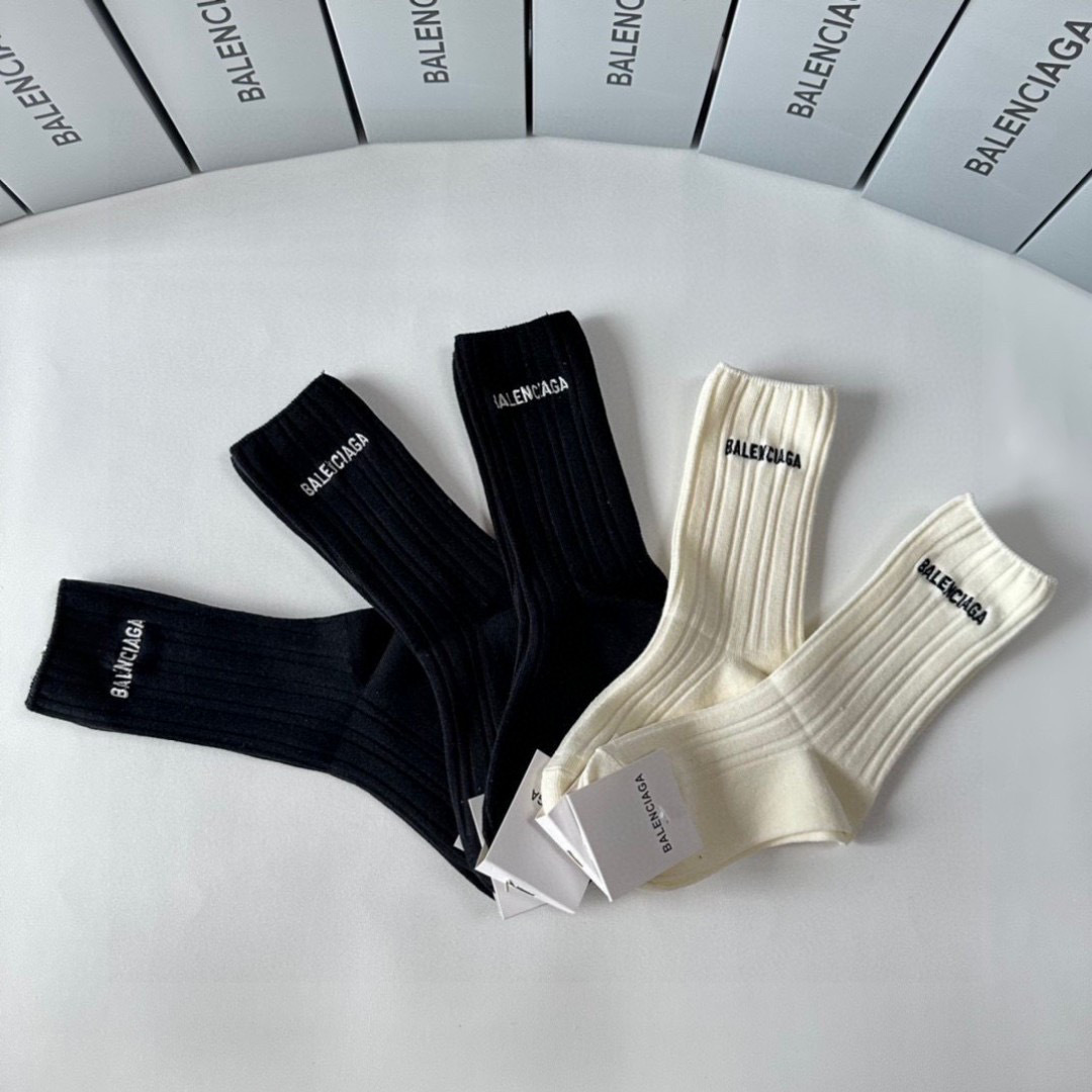  💛配专柜包装
Balenciaga（巴黎世家）新款刺绣中长款堆堆袜袜子！一盒五双，专柜同步筒袜袜子，💛