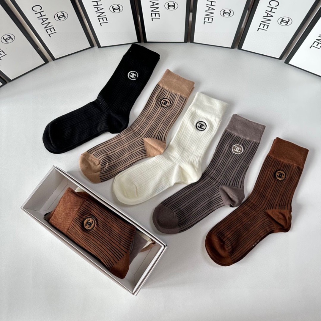 💛配专柜包装
Chanel(香奈儿)新款羊绒刺绣中长款堆堆袜袜子！一盒五双，专柜同步筒袜袜子，💛大牌出街