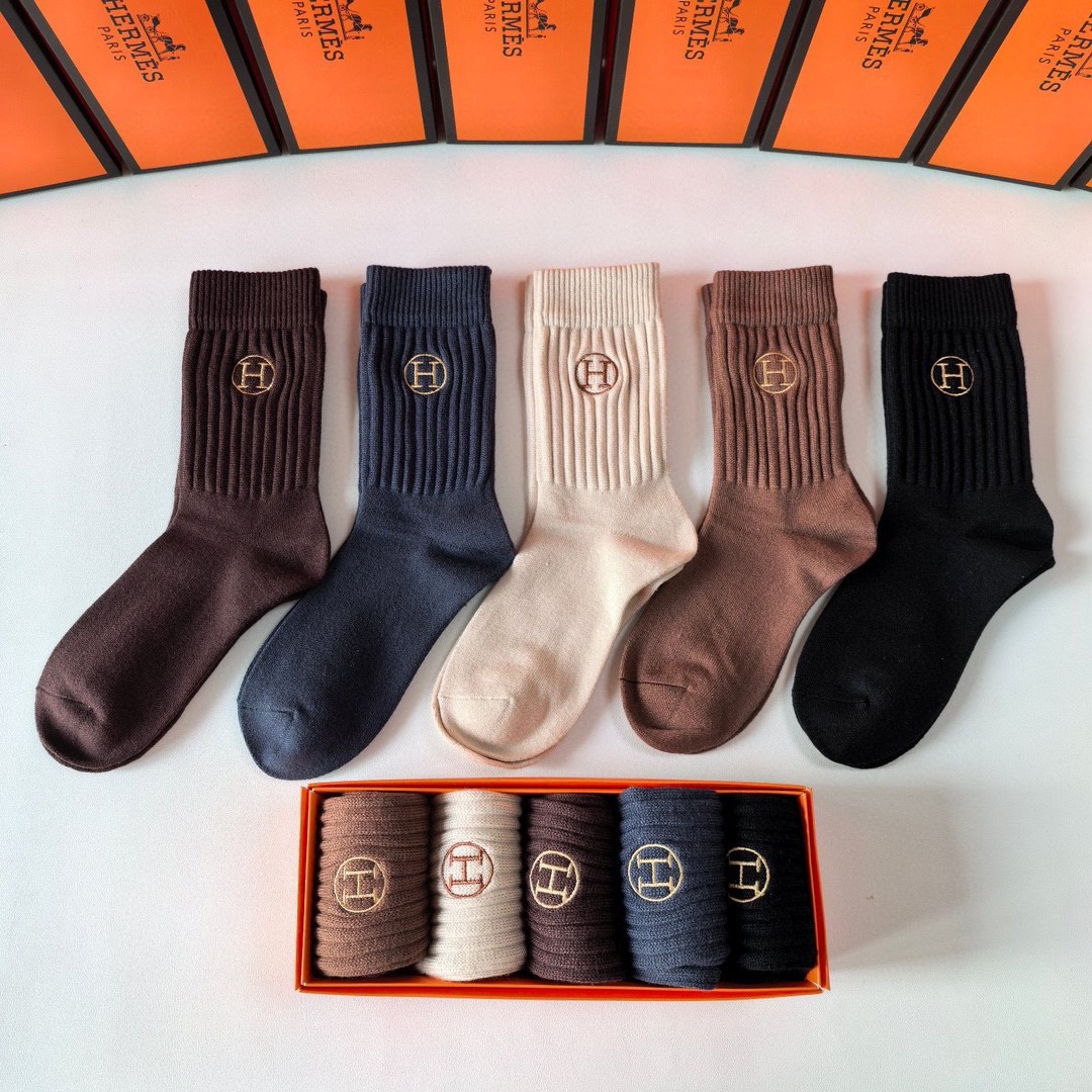  💛配专柜包装
HERMES(爱马仕)新款羊绒中长款堆堆袜袜子！一盒五双，专柜同步筒袜袜子，💛大牌出街，