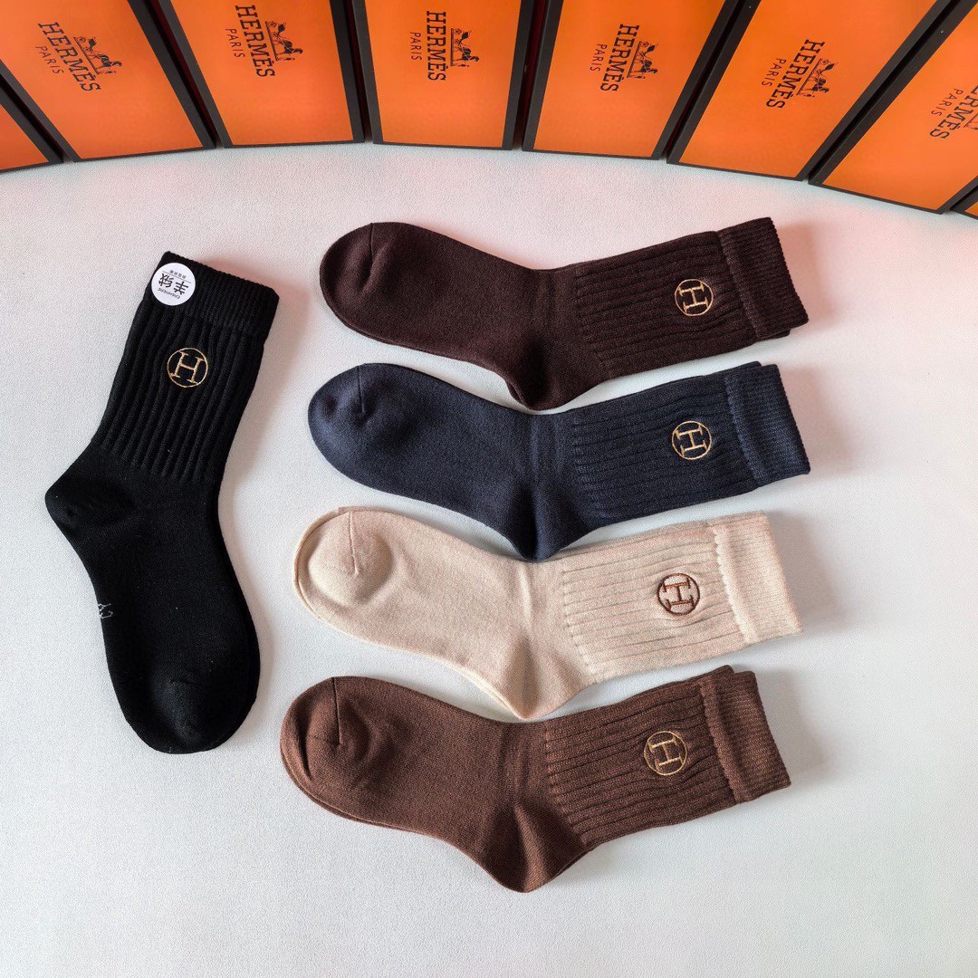  💛配专柜包装
HERMES(爱马仕)新款羊绒中长款堆堆袜袜子！一盒五双，专柜同步筒袜袜子，💛大牌出街，