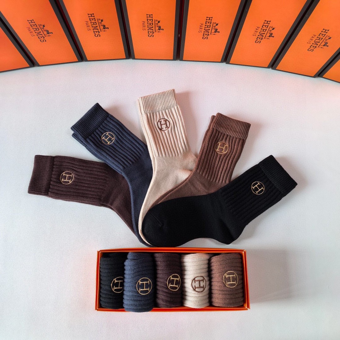  💛配专柜包装
HERMES(爱马仕)新款羊绒中长款堆堆袜袜子！一盒五双，专柜同步筒袜袜子，💛大牌出街，
