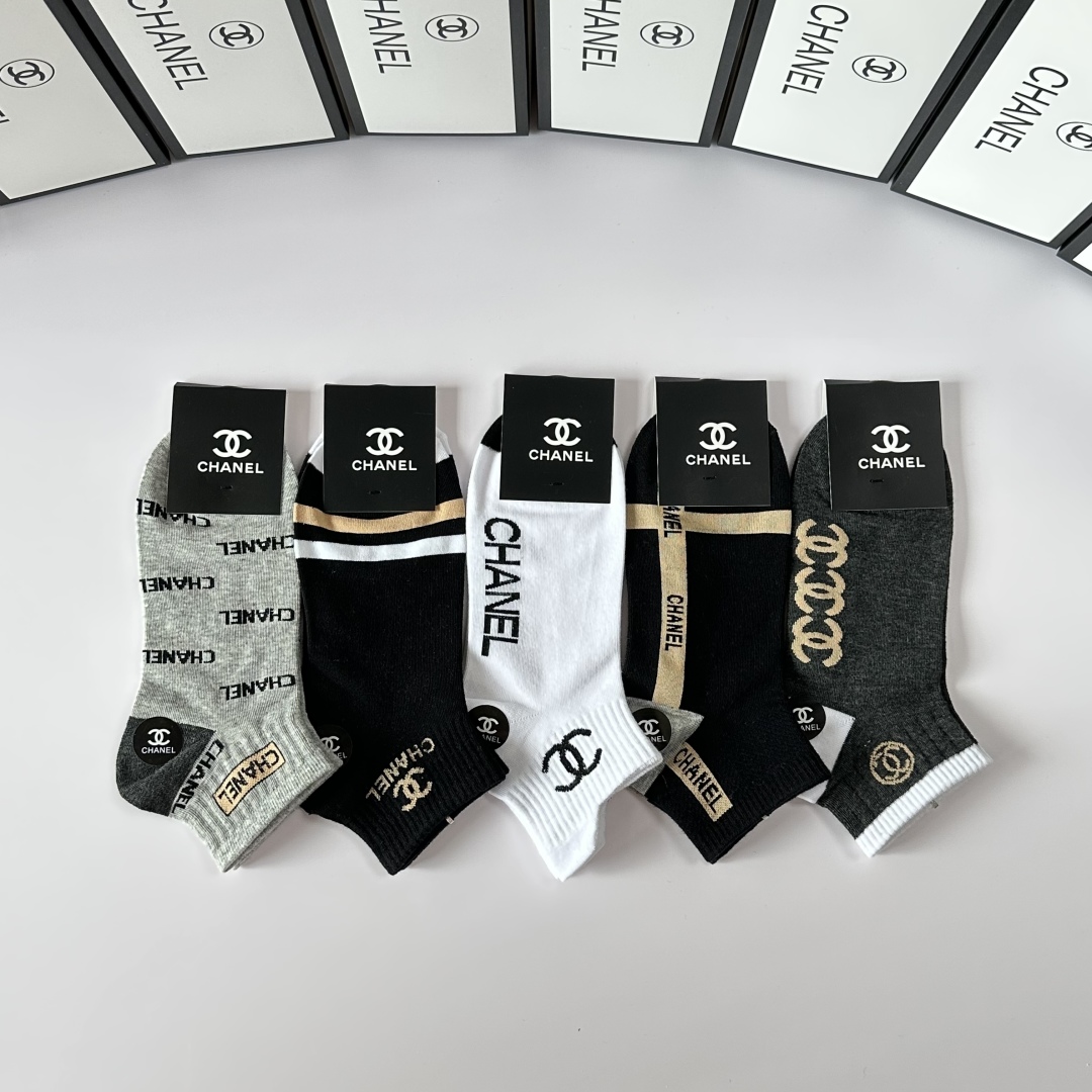 💛配包装
Chanel（香奈儿）新款经典中短款堆堆袜袜子！一盒五双， 专柜同步筒袜袜子，💛大牌出街，潮人